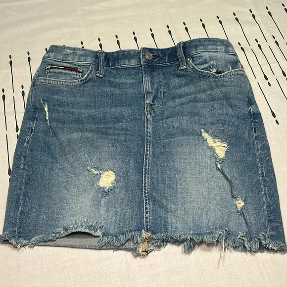 Tommy Hilfiger Slightly Distressed Jean  Mini. Denim Skirt. Size 4 - Picture 3 of 8